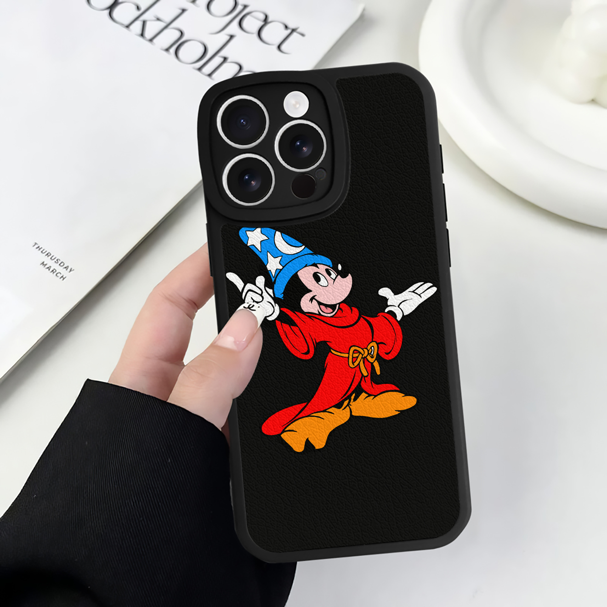 （画像用） ミッキーマウス Mickey Mouse 【iPhone 16シリーズ対応】シリコンスマホケース（レザー調） 材質：シリコン